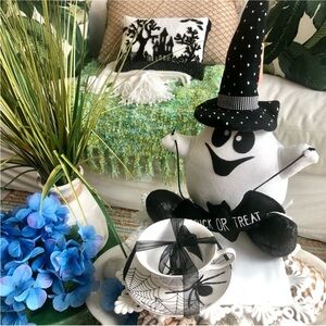 NWT! Cutest Ghostly Halloween Shelf Sitter